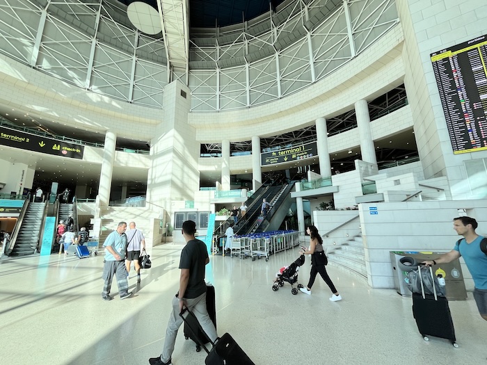 リスボン　ウンベルド　デルガード国際空港