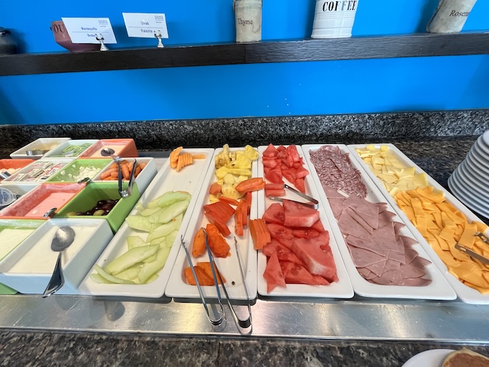 Four points by Sheraton Cancun　朝食　ハム　果物