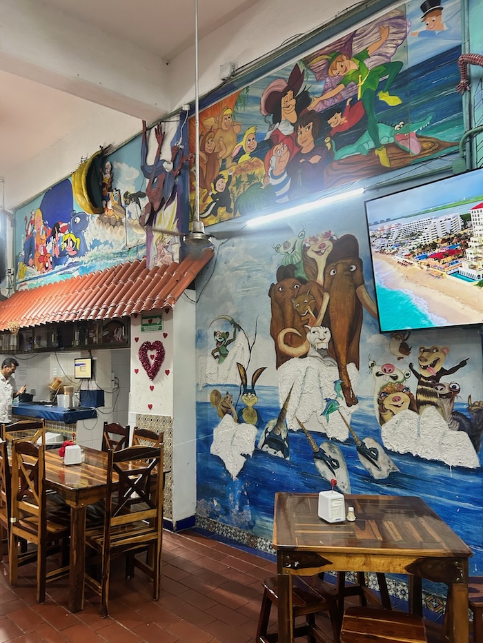 Tacos Rigo 店内の壁