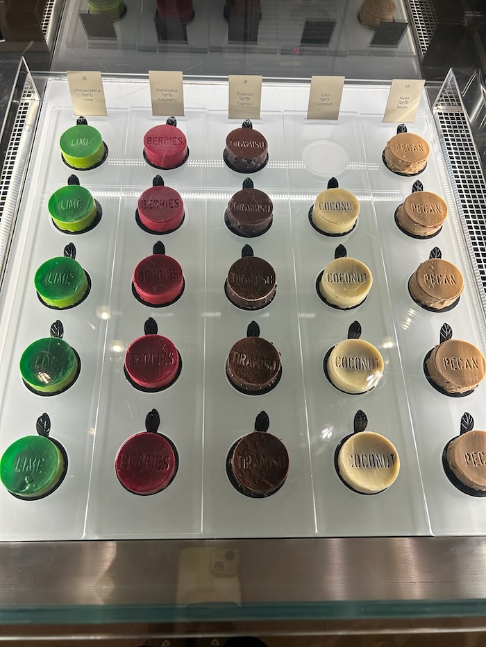 ルブランカンクン　ケーキ　　ショーケース