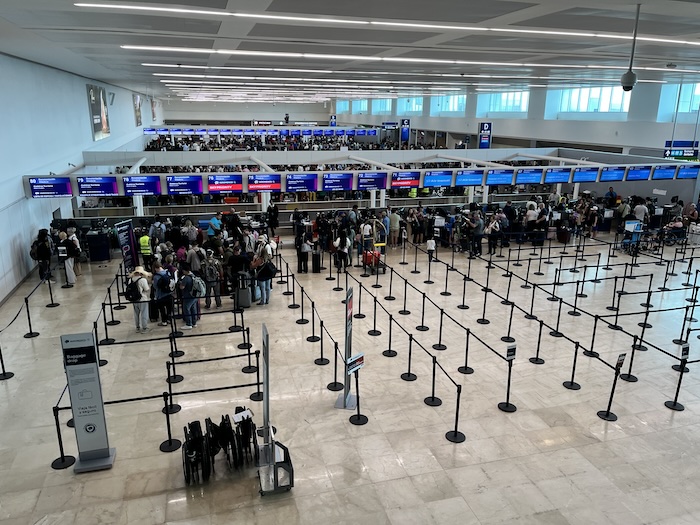 カンクン国際空港　出発ロビー