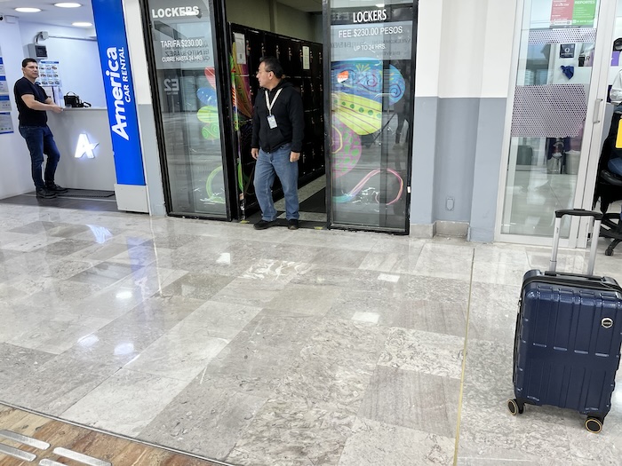 メキシコシティ国際空港　コインロッカー　入口