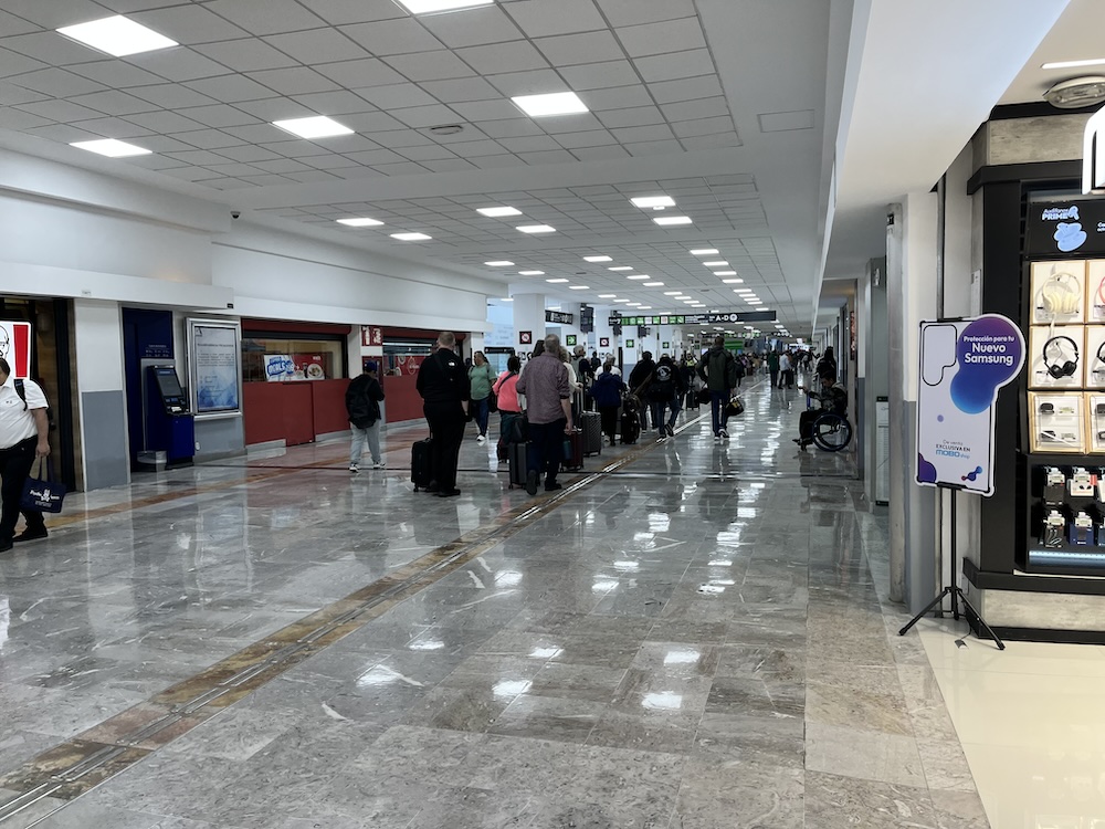メキシコシティ国際空港　コインロッカー前
