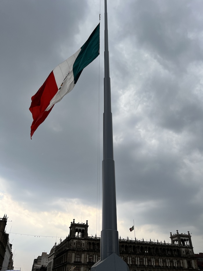 ソカロ広場 メキシコ国旗