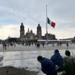 ソカロ広場　メキシコ国旗と一緒
