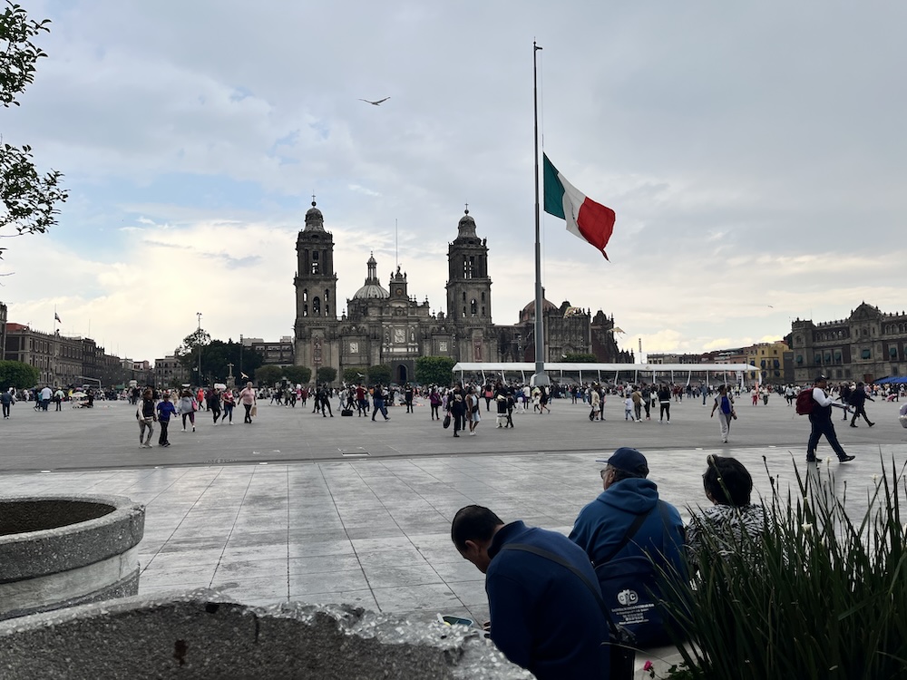 ソカロ広場　メキシコ国旗と一緒