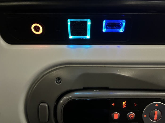 ANA B787 エコノミー 電源