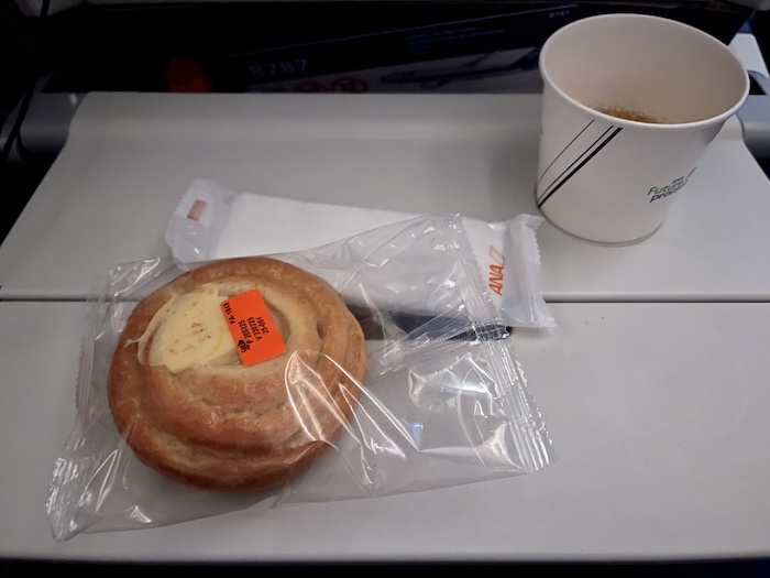 ANA B787 エコノミー シナモンロール