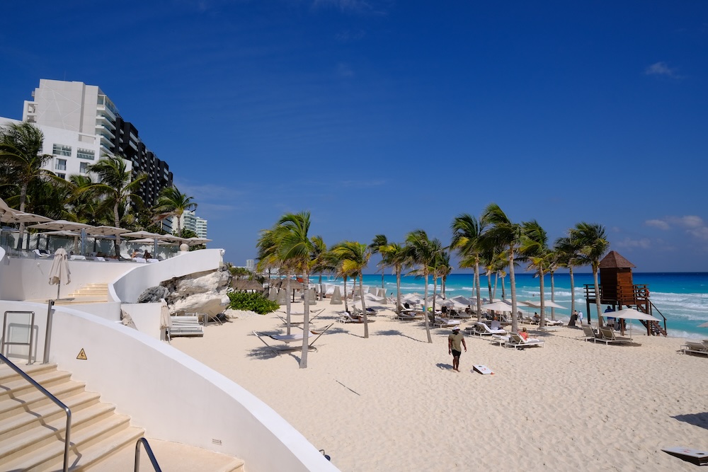 ルブランカンクン　ビーチと建物