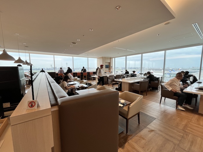 羽田空港第３ターミナル　サクララウンジ　SKY VIEW 座席