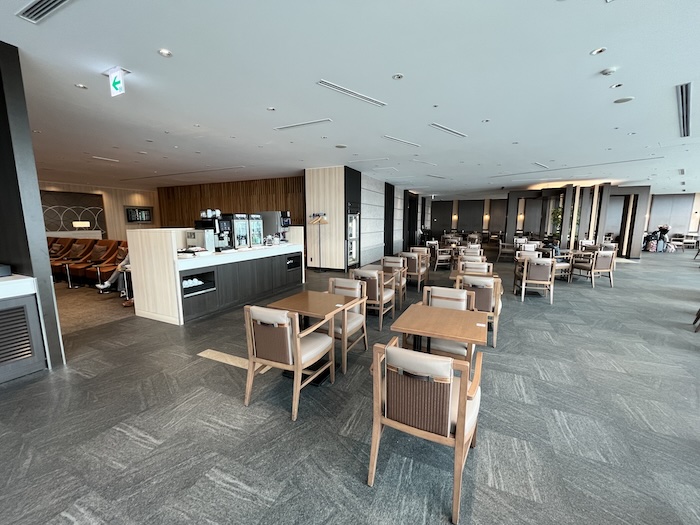 羽田空港第３ターミナル　サクララウンジ　SKY VIEW テーブル席