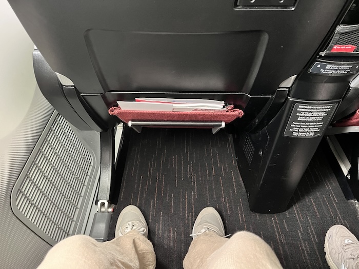 JAL 787-9 プレミアムエコノミー　足元