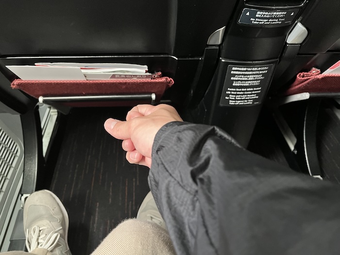 JAL 787-9 プレミアムエコノミー　足元の広さ