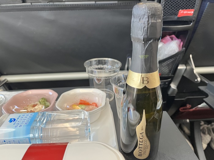 JAL 787-9 プレミアムエコノミー　テーブルの広さ