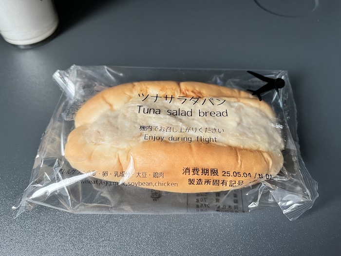 JAL 787-9 プレミアムエコノミー　ツナサラダパン