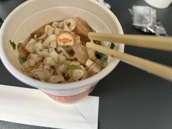 JAL 787-9 プレミアムエコノミー　うどんですかい