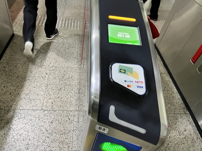 シンガポール　地下鉄（MRT）改札