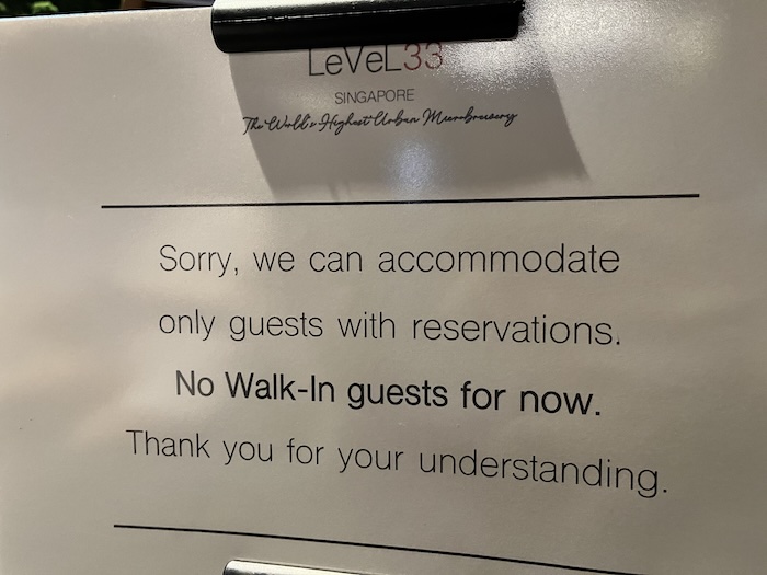 LeVel33 予約でいっぱいの看板