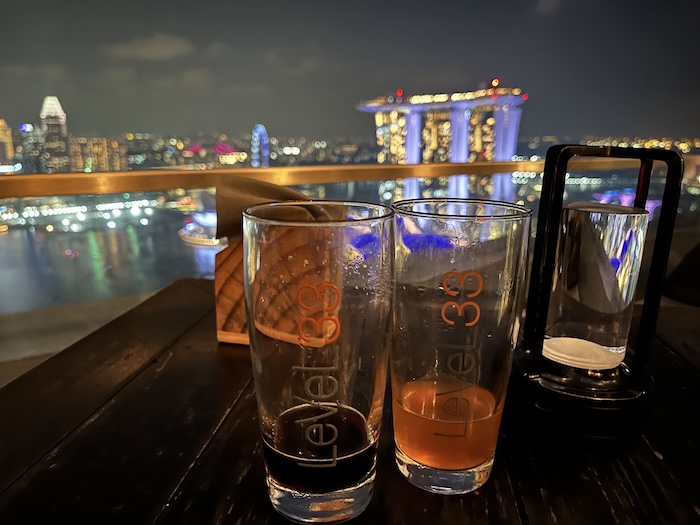 LeVel33 テラス席でビール