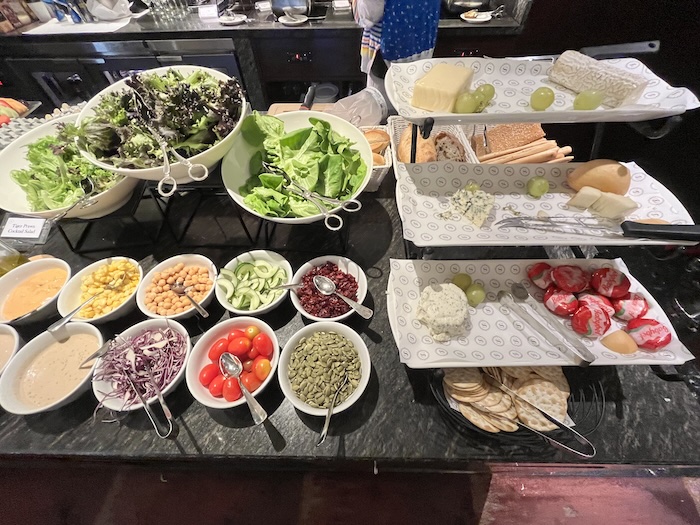 シェラトンタワーズシンガポール　ラウンジ　サラダ