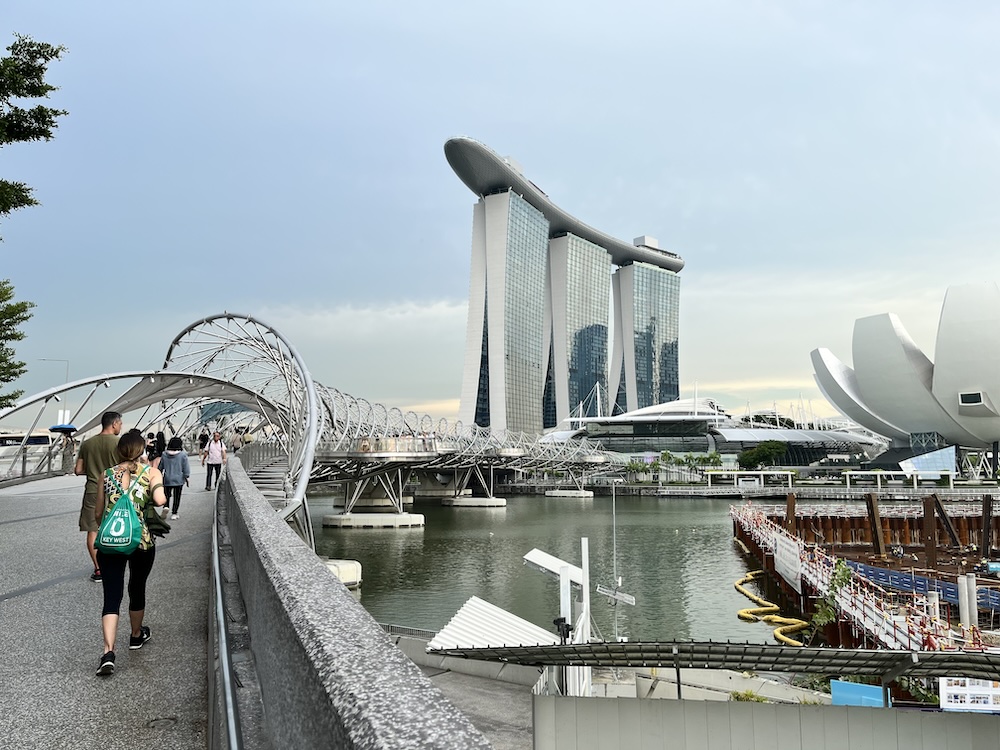マリーナベイ・サンズ マリーナ湾から船首を望む