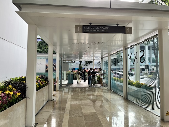 SkyPark Observation Deck 入口までの通路