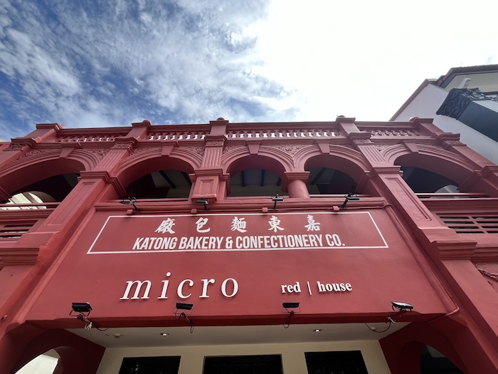 カトン 赤いおしゃれな建物