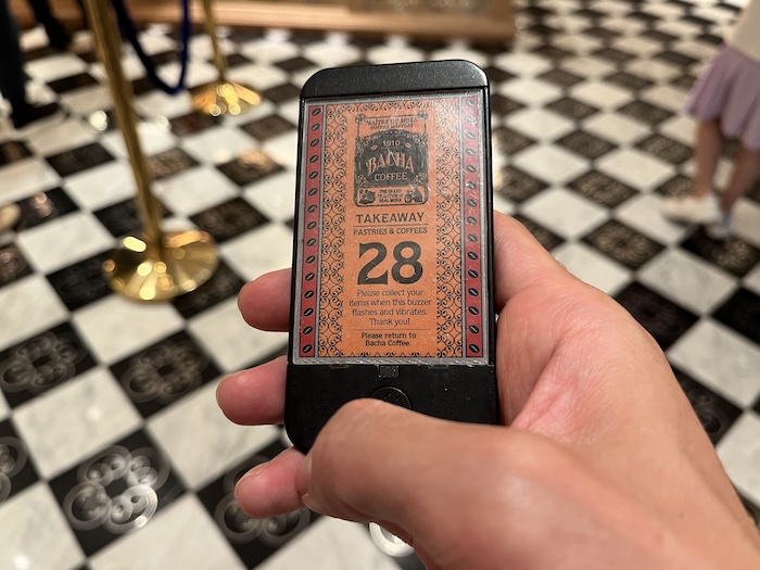 Bacha coffee シンガポール テイクアウト用のビーコン