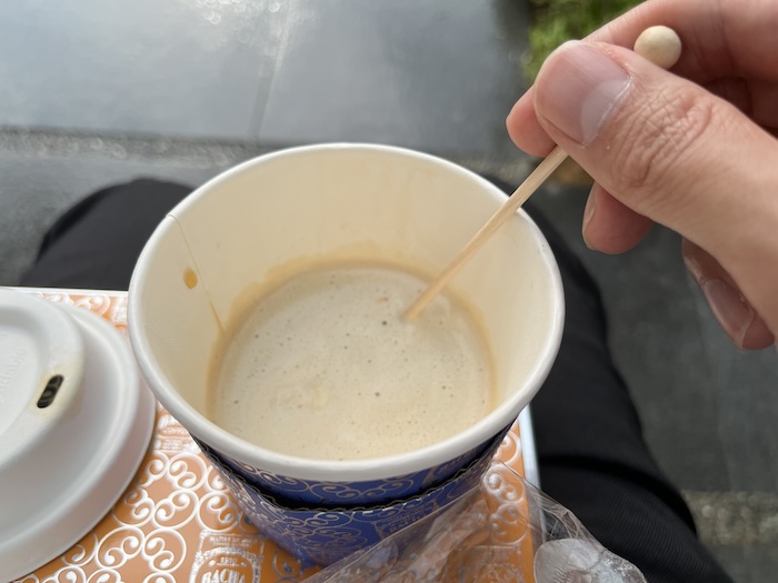 Bacha coffee シンガポール 砂糖棒を入れる