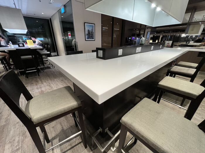Marhaba Lounge 机と椅子