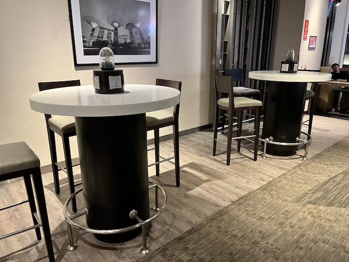 Marhaba Lounge 丸い机