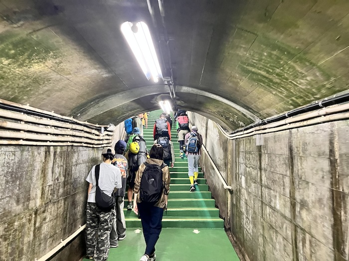 アルペンルート　黒部ダム　バス停通路