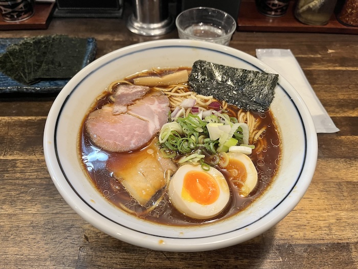 ラーメン一心　ブラックラーメン煮卵入り