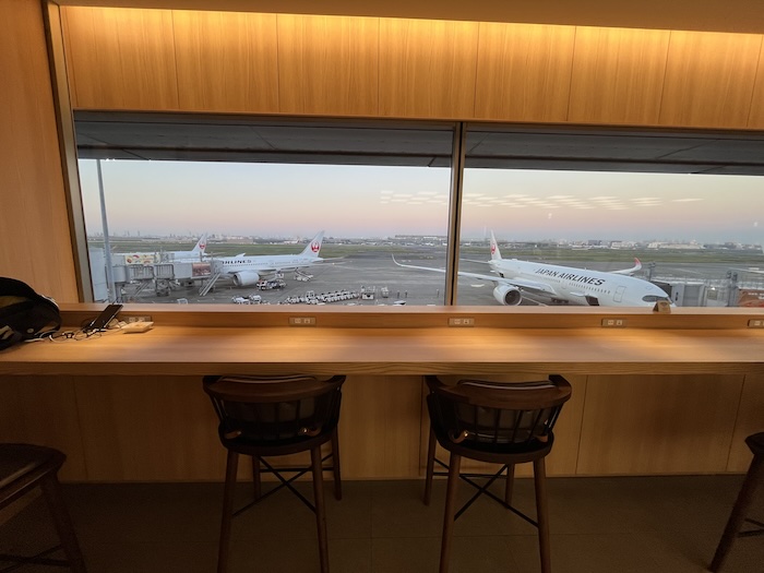 羽田空港北ウィングサクララウンジ カウンター席