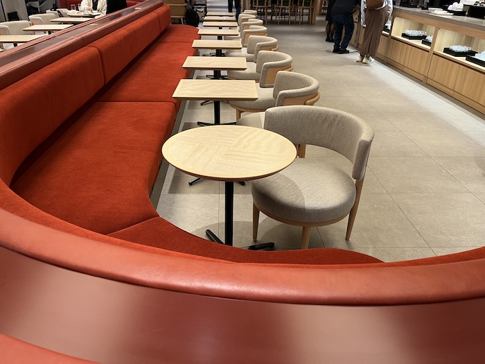 羽田空港北ウィングサクララウンジ カフェみたいな席