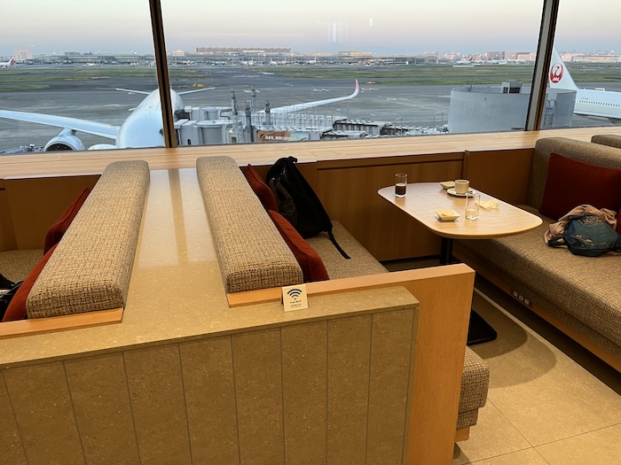 羽田空港北ウィングサクララウンジ 飛行機の見えるカフェテリア席